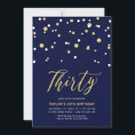 Invitación Navy & Gold Simple Treinta y Treinta Fiestas de cu<br><div class="desc">Celebra tu día especial con esta mínima invitación de cumpleaños número 30. Este diseño cuenta con un elegante guión de letras "Thirty" (Treinta) con confeti en forma de hexágono con una combinación de color azul marino y oro. Hay más diseños disponibles en mi tienda BaraBomDesign.</div>
