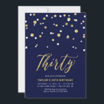 Invitación Navy & Gold Simple Treinta y Treinta Fiestas de cu<br><div class="desc">Celebra tu día especial con esta mínima invitación de cumpleaños número 30. Este diseño cuenta con un elegante guión de letras "Thirty" (Treinta) con confeti en forma de hexágono con una combinación de color azul marino y oro. Hay más diseños disponibles en mi tienda BaraBomDesign.</div>