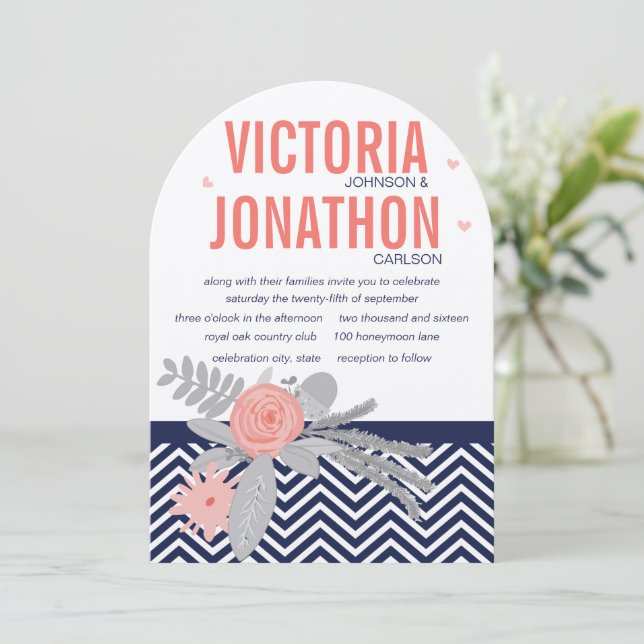 Invitación Navy y Coral Zigzag Chevron Boda Floral (Anverso de pie)