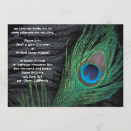 Invitación negra de la boda del pavo real del