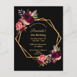 Invitación negra de oro burdeos de 21 años<br><div class="desc">Delante: Una invitación para un elegante fiesta de 21 años. Un fondo negro de moda con un marco geométrico falso dorado. Decorada con flores de color burdeos oscuro y de color rosa acuático, rosas y plumas de estilo boho. Plantillas para un nombre y detalles del fiesta. El nombre está escrito...</div>