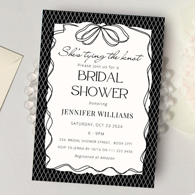 Invitación Negra que está atando la ducha de novia Knot Lace (Black She's Tying the Knot Bridal Shower Invitation)