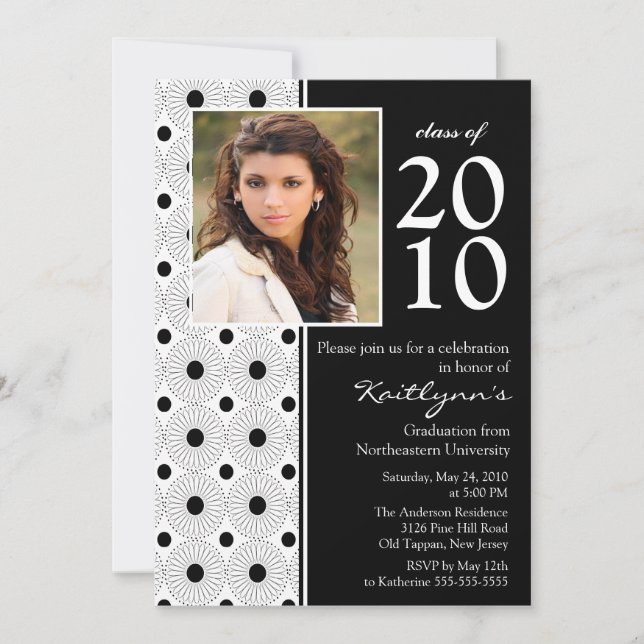Invitación negra y blanca de moda de la graduación (Anverso)