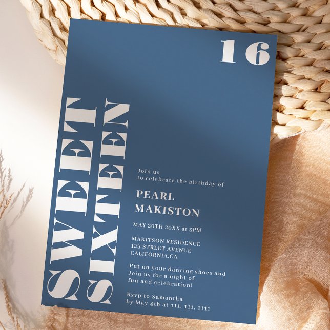 Invitación Negrita azul blanco dulce de 16 años (Bold simple white blue sweet 16 birthday invitation)