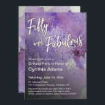 Invitación Negrita Morado Purpurina de acuarela 50 y fabuloso<br><div class="desc">Este diseño es para los nuevos 50 años de edad, cuyo estilo es un poco más informal y un poco más artístico que algunas de las tradicionales propuestas Big Five 0. Las palabras "Cincuenta y Fabuloso" fueron representadas en un tipo de letra moderno, informal y manuscrita, y se agregó una...</div>