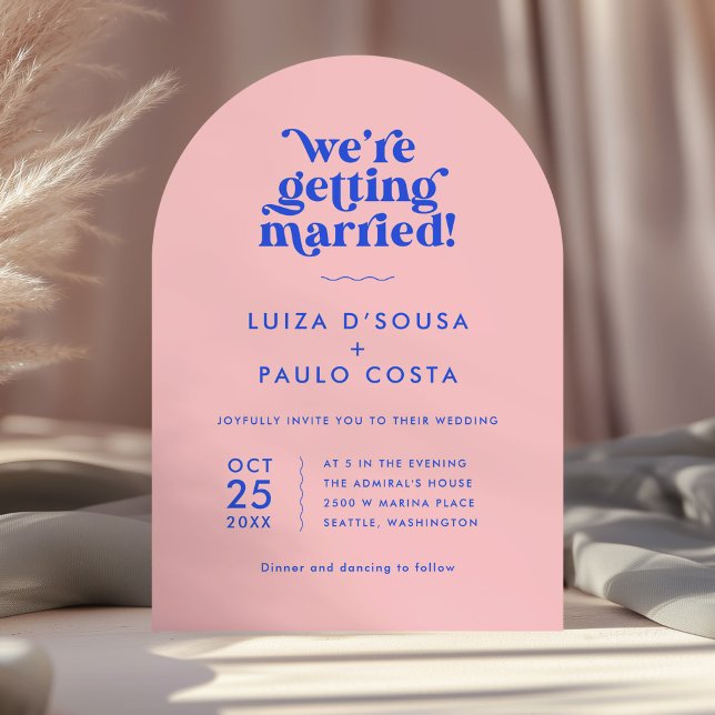 Invitación Negrita rosa brillante rosa moderno + Boda azul (bold, bright and modern wedding invitation in pink and blue in arch shape)