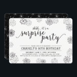 Invitación Negro | Modern Floral Surprise 50th Birthday Party<br><div class="desc">Celebre su día especial con este elegante diseño de invitaciones para fiestas de cumpleaños que incluye una hermosa tipografía y patrones de fondo en textura de plata falsa. Perfecto para cualquier fiesta sorpresa. Puede personalizar todo el texto como desee.</div>