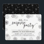 Invitación Negro | Modern Floral Surprise 50th Birthday Party<br><div class="desc">Celebre su día especial con este elegante diseño de invitaciones para fiestas de cumpleaños que incluye una hermosa tipografía y patrones de fondo en textura de plata falsa. Perfecto para cualquier fiesta sorpresa. Puede personalizar todo el texto como desee.</div>