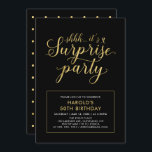 Invitación Negro y oro | Modern Surprise 50th Birthday Party<br><div class="desc">Celebra tu día especial con esta moderna plantilla de invitación para fiestas de cumpleaños. Este diseño presenta caligrafía en moda de color dorado con fondo marino.</div>