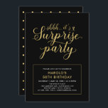 Invitación Negro y oro | Modern Surprise 50th Birthday Party<br><div class="desc">Celebra tu día especial con esta moderna plantilla de invitación para fiestas de cumpleaños. Este diseño presenta caligrafía en moda de color dorado con fondo marino.</div>