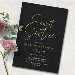 Invitación Negro y oro | Sencillo Glamour Sweet 16 Cumpleaños<br><div class="desc">Invitaciones de 16 años de color negro y oro falso con texto "dulce dieciséis" escrito a mano. Sencillo y elegante. Nota: El efecto oro se replica con un gráfico de alta calidad. No se utilizará ningún Relieve metalizado real.</div>