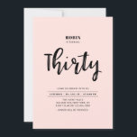 Invitación Negro y rosa | Simple 30.º Fiesta de cumpleaños<br><div class="desc">Celebra tu día especial con esta sencilla y elegante invitación a la fiesta de cumpleaños número 30. Este diseño presenta un guión de pincel de moda con un diseño limpio en un fondo rosado. Más diseños disponibles en mi tienda BaraBomDesign.</div>