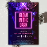 Invitación Neon 21st Birthday Glow En El Fiesta Oscuro<br><div class="desc">Iluminar la emoción con nuestro moderno Glow in the Dark Birthday Party Invitation! Con un cautivador cartel de neón rosa declarando audazmente "Brillo en la oscuridad", ambientado en un fondo de vibrantes luces violetas en el escenario, esta invitación promete una celebración inolvidable. ¡Aclaremos la noche y hagamos recuerdos que brillen!...</div>