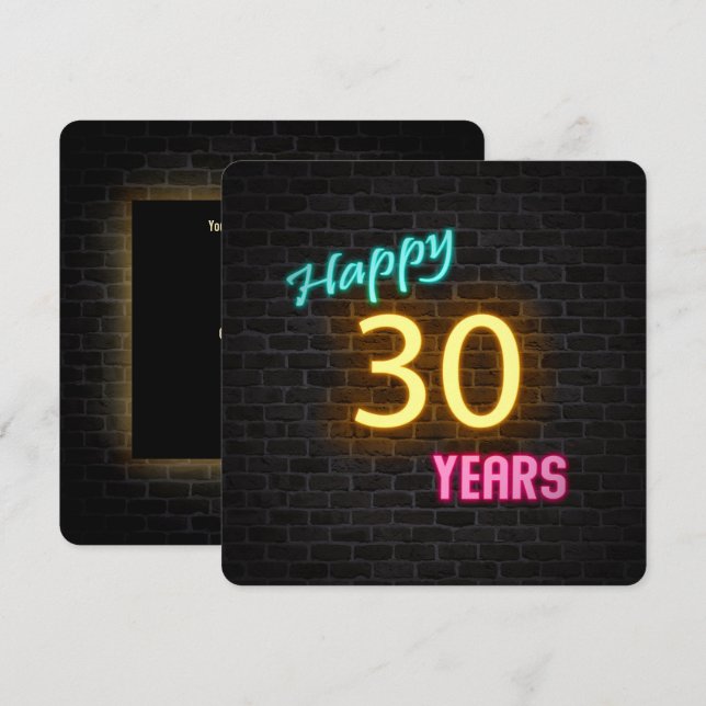 Invitación Neon 30.º Rótulo de cumpleaños brillando en ladril (Anverso / Reverso)