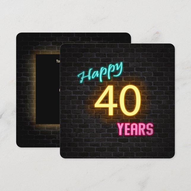 Invitación Neon 40.º Rótulo de cumpleaños brillando en ladril (Anverso / Reverso)