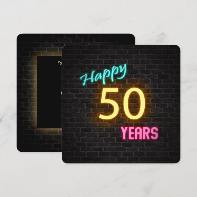 Invitación Neon 50.º Rótulo de cumpleaños en ladrillo (Anverso / Reverso)