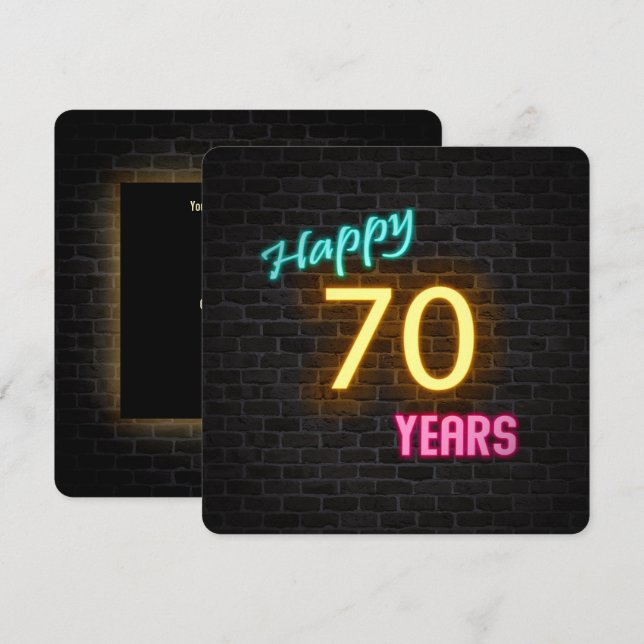 Invitación Neon 70.º Rótulo de cumpleaños brillando en ladril (Anverso / Reverso)
