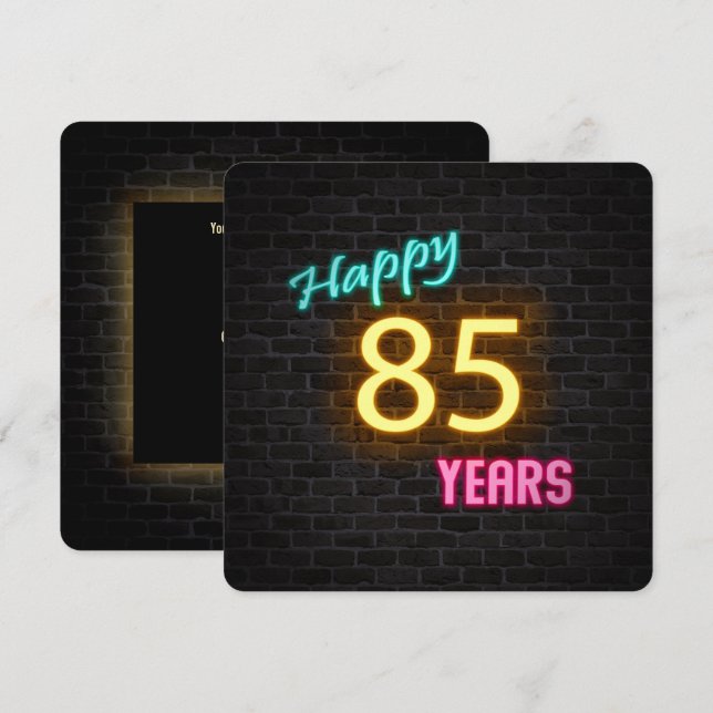Invitación Neon 85th Rótulo de cumpleaños brillando en ladril (Anverso / Reverso)
