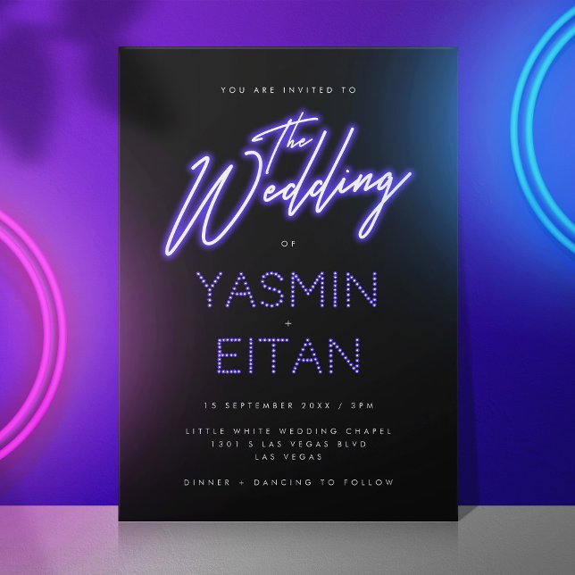 Invitación Neon moderno ilumina Boda negro morado (Black invitation with a modern purple neon script title)