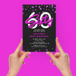Invitación Neon Pink Sixty 60th Birthday Party<br><div class="desc">Celebra 60 años asombrosos con amigos y familia en tu gran espectáculo de cumpleaños con nuestras vibrantes invitaciones de béisbol rosado SESENTA de cumpleaños. El elegante fondo negro prepara el escenario para un audaz número blanco 60 y un elegante guión de caligrafía neón rosada que brilla realmente. El confeti rosado...</div>