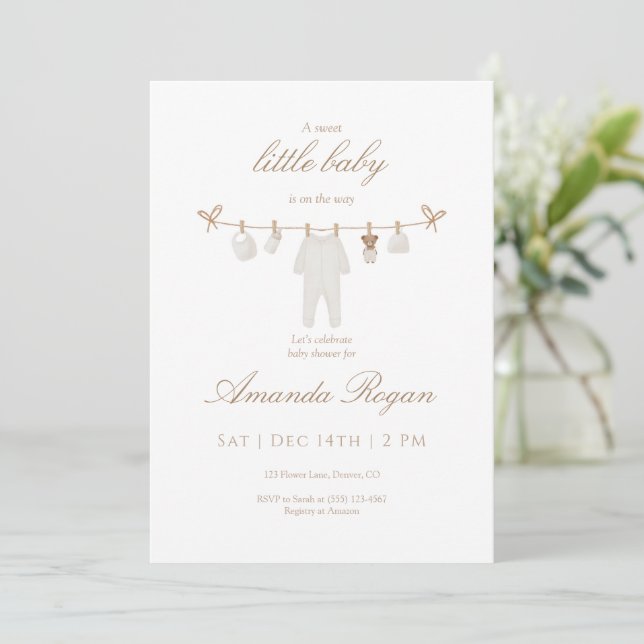 Invitación Neutral Baby Clothesline Shower Invitation (Anverso de pie)