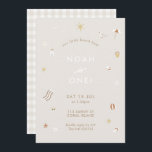Invitación Neutral Kids Beach Pool Tema Fiesta Cumpleaños<br><div class="desc">Si tu pequeño se desplaza por la arena y el mar,  el único camino es un fiesta de playa. Bonito ‘n’ neutro,  personalizable y completo con un respaldo de gingham,  muy lindo! Compra nuestra colección de Beach Club hoy ☀️ ⛱️</div>