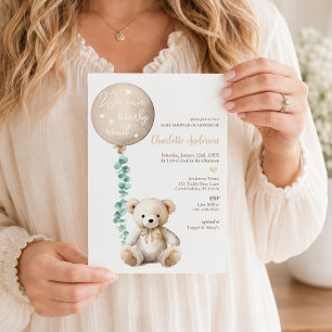 Invitación neutral para baby shower de oso que ape