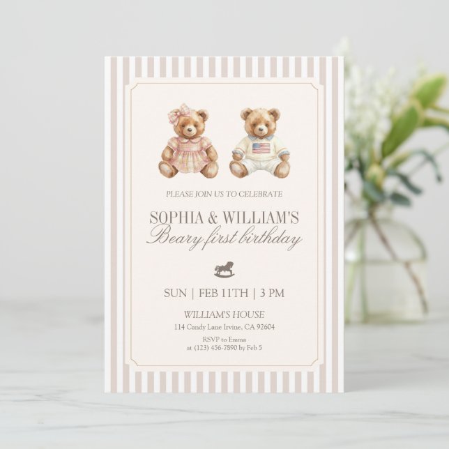 Invitación Neutral Twin Beary First Birthday Teddy Bear (Anverso de pie)