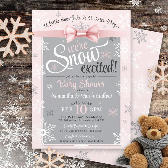 Invitación Nieve excitada Copo de nieve, Chica rosa lindo Bab (Cute pink bow and gray WE'RE SNOW EXCITED baby girl snowflake winter wonderland baby shower invite)