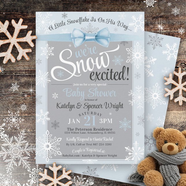 Invitación Nieve excitada Copo de nieve Cum Blue Boy Baby Sho (Cute blue bow & gray WE'RE SNOW EXCITED baby boy snowflake winter wonderland baby shower invite)