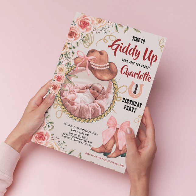 Invitación Niña bebé niña de vaca Flor rosa Primera foto de c (Baby Girl Cowgirl Pink flower 1st Birthday Photo Invitation)