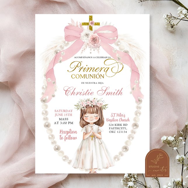 Invitación Niña con lazo rosa rezando Primera Comunión españo (Subido por el creador)