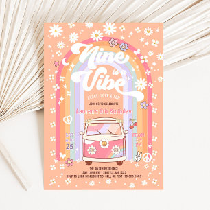 Invitación Nine es una Vibra Daisy Groovy Van Cumpleaños 9