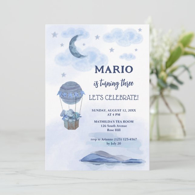 Invitación Niño de cumpleaños con un globo azul (Anverso de pie)