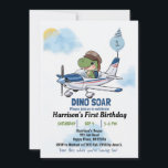 Invitación Niños Cute Blue Airplane Dinosaur Kids 1er cumplea<br><div class="desc">Boys Cute Blue Travel Airplane con un dinosaurio como piloto. Invitación a los niños divertidos el primer cumpleaños. Personalizar con el nombre de su hijo y los detalles de la fiesta de cumpleaños. Derechos De Autor En Diseño De Estilo LLC.</div>
