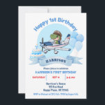 Invitación Niños Cute Blue Airplane Dinosaur Kids 1er cumplea<br><div class="desc">Boys Cute Blue Travel Airplane con un dinosaurio como piloto. Invitación a los niños divertidos el primer cumpleaños. Personalizar con el nombre de su hijo y los detalles de la fiesta de cumpleaños. Derechos De Autor En Diseño De Estilo LLC.</div>
