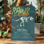 Invitación Niños Cute Dinosaurios Dig Fossil Niños 6º cumplea<br><div class="desc">Este lindo y moderno diseño para niños de 6º cumpleaños presenta un esqueleto de dinosaurio t-Rex, con un patrón en la parte trasera con plantas Jurásicas, fósiles de dinosaurios prehistóricos y otros ilustraciones arqueológicos. La invitación puede ser personalizada con el nombre de su hijo y otros detalles necesarios para su...</div>