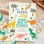 Invitación Niños Cute Jungle Dinosaur Kids 5º cumpleaños<br><div class="desc">¡Prepárate para rugir con emoción! Esta tierna y moderna invitación a los niños para cumplir 5 años incluye cinco adorables ilustraciones de dinosaurios, incluyendo un simpático T-Rex, perfecto para cualquier amante de los dinos, y el texto ‘pisar para celebrar’. La parte trasera muestra un divertido patrón de temática Jurásica con...</div>