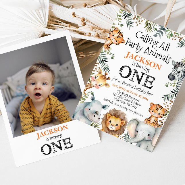 Invitación Niños Foto Greenery Safari Primer cumpleaños (Boys safari 1st birthday invitation featuring some cute jungle animals and a photo on the back.)