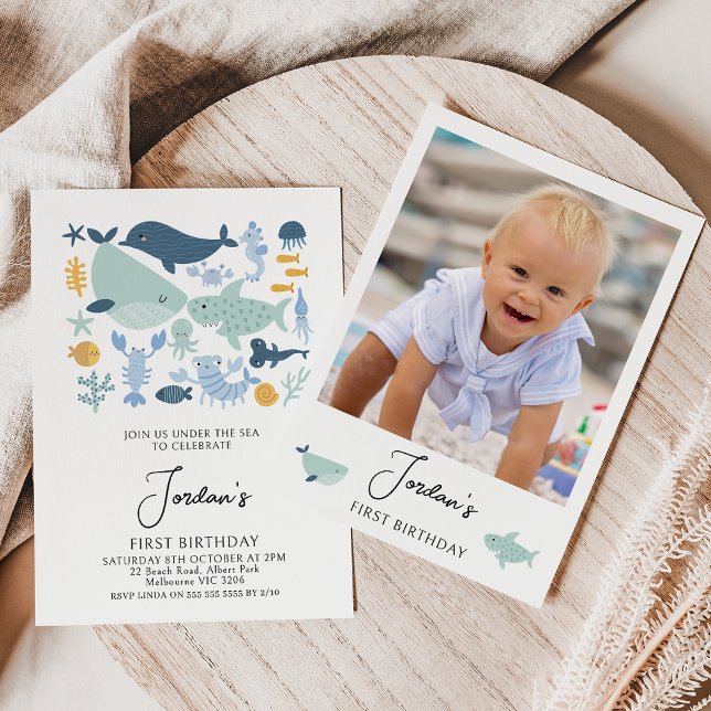 Invitación Niños modernos foto criaturas del mar Niños Primer (Modern sea creature or oneder the sea first birthday invitation for boy featuring a photo on back.)
