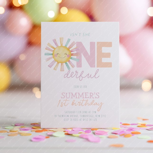 Invitación No es ella una niña del sol Onederful Cumpleaños 1 (Isn't she Onederful! Girl's sun 1st birthday invitation in pastel pink, peach and purple. )