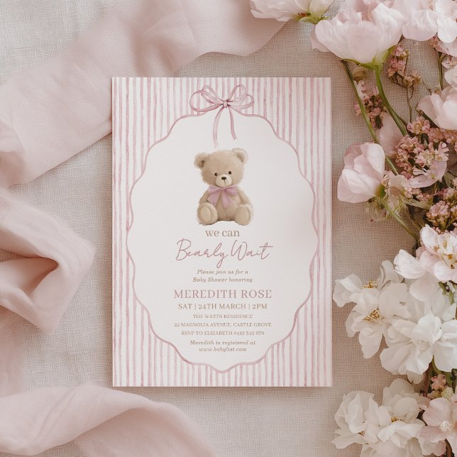 Invitación No Podemos Esperar Bebé Niña Rayas Rosadas (We can bearly wait! Pink Baby Shower invitation with cute teddy bear)