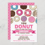 Invitación no quieres perder esta fiesta de cumpleaños de don<br><div class="desc">Este diseño presenta rociadores en azul,  púrpura,  rosa y amarillo con donuts de rociado lindo y borde de hielo de chocolate con patrón de donuts en la parte posterior</div>