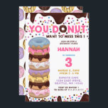 Invitación no quieres perder esta fiesta de cumpleaños de don<br><div class="desc">Este diseño presenta rociadores en azul,  púrpura,  rosa y amarillo con donuts de rociado lindo y borde de hielo de chocolate con patrón de donuts en la parte posterior</div>