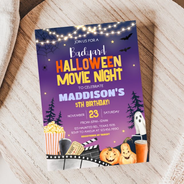 Invitación Noche de la fiesta de cumpleaños Backyard Hallowee (Backyard Cute Halloween Party Movie Night Party Invitation)
