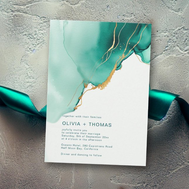 Invitación Noche de oro verde esmeralda moderno Waves Beach W (modern emerald green wedding invitation gold ocean beach waves romantic elegant bohemian typography)