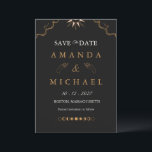 Invitación Noche estrellada celestial Moody Gold guardar la f<br><div class="desc">Establece un tono místico para tu próxima unión con este cautivador "Save the Date" celestial. Con un fondo de carbón profundo que evoca la inmensidad de una noche estrellada, este diseño está elegantemente acentuado con arte de línea de lámina de oro mate. La intrincada ilustración de manos celestes, fases lunares...</div>