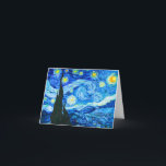Invitación Noche estrellada de Van Gogh<br><div class="desc">Tarjeta que presenta la pintura al óleo de Vincent van Gogh La noche estrellada (1889). Inspirada en su estancia en un asilo,  la obra representa una aldea bajo un cielo nocturno de luna y estrellas azules y amarillas. Un gran regalo para los fanáticos del Post-Impresionismo y el arte holandés.</div>