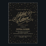 Invitación Noche Stars Gold & Black Sweet Dieciséis Fiestas<br><div class="desc">Las brillantes estrellas de efecto purpurina de oro brillan en nubes de confeti alrededor del borde de esta bella y aterciopelada invitación de fiesta de 16 cumpleaños, dulce y negro dulce, con un guión de efecto purpurina dorado que dice "Dieciséis dulce". ¡Ideal para disfrutar de una velada de moda! Obra...</div>