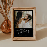 Invitación NOIR Número de tabla de fotos Minimalistas 5x7<br><div class="desc">La colección NOIR presenta un color negro clásico y un impresionante y moderno tipo de letra caligrafía, creando un aspecto elegante y sofisticado. Esta colección es perfecta para parejas que desean crear un ambiente atemporal y clásico para su evento especial. El audaz esquema de color negro crea un sorprendente contraste...</div>